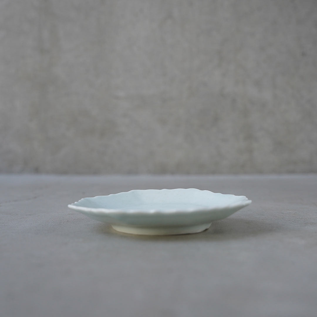 白瓷 輪花4寸皿 – アメノイエ