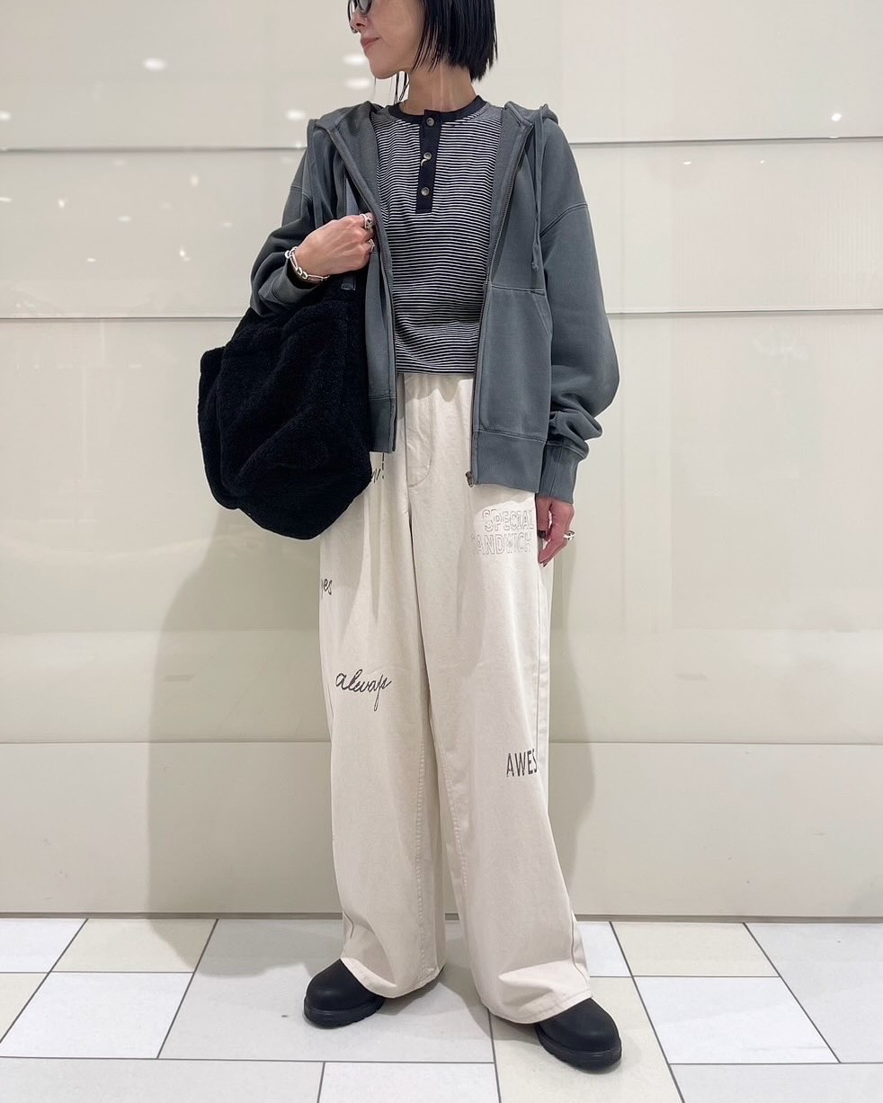 パーカー×ロゴ入りチノパンでカジュアルコーデ✨️ │パパス&ママス