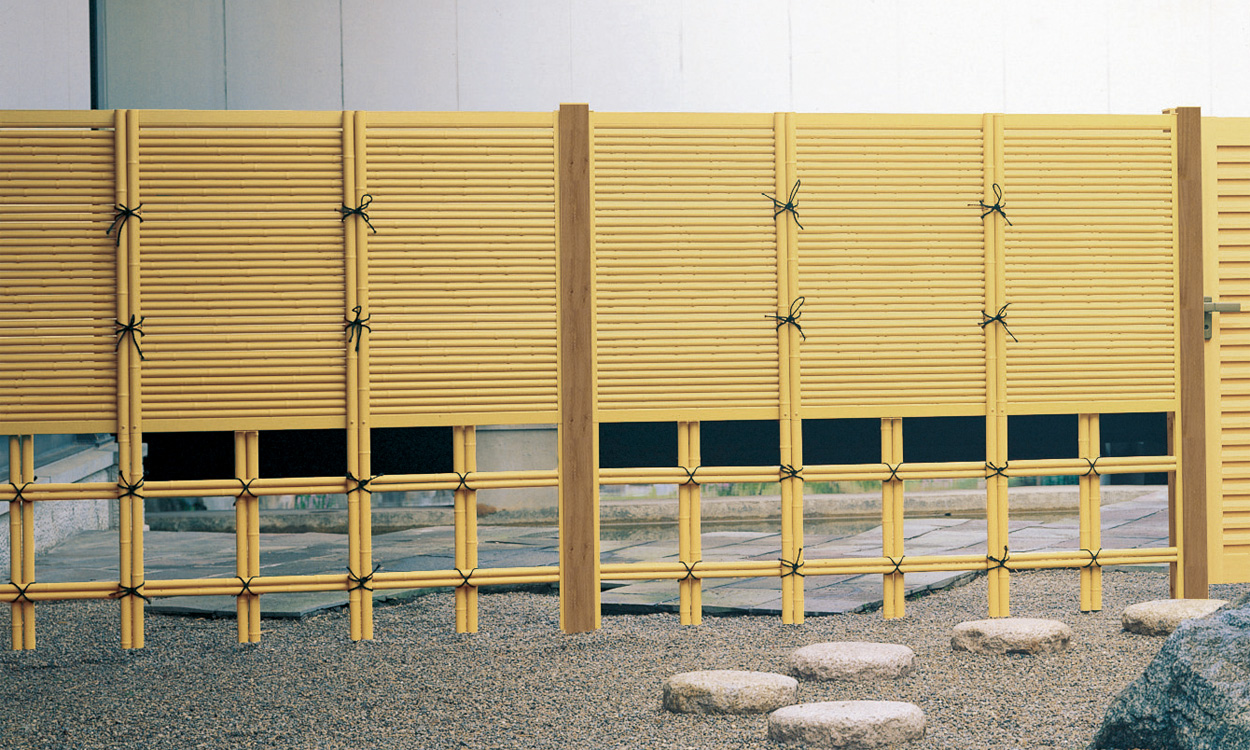 施工例｜樹脂竹垣 紗更｜三協アルミ