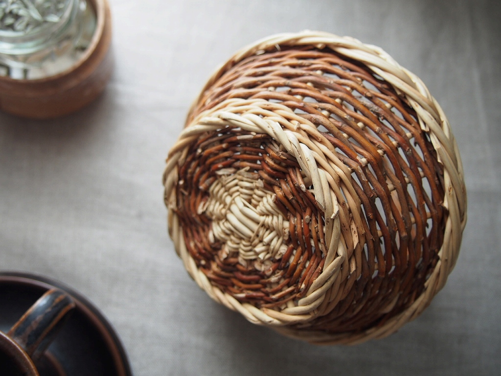 スウェーデン製 籐のかご｜手編みバスケット・北欧ヴィンテージ雑貨