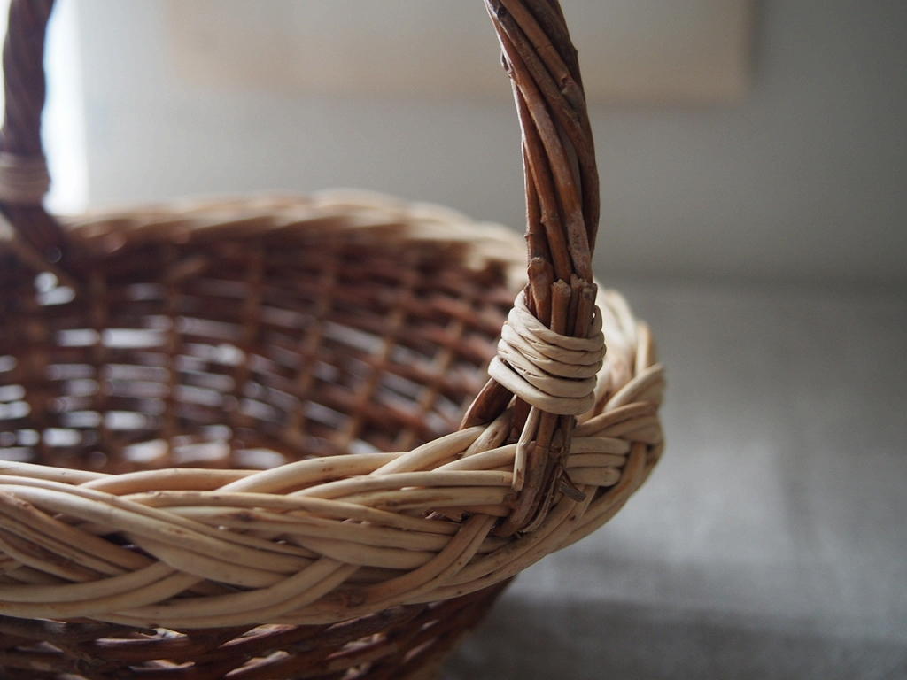 スウェーデン製 籐のかご｜手編みバスケット・北欧ヴィンテージ雑貨
