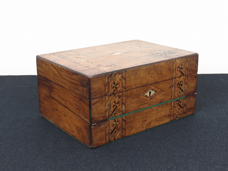 ベルギーで買い付けたインレイ細工のアンティークレターボックス（4月