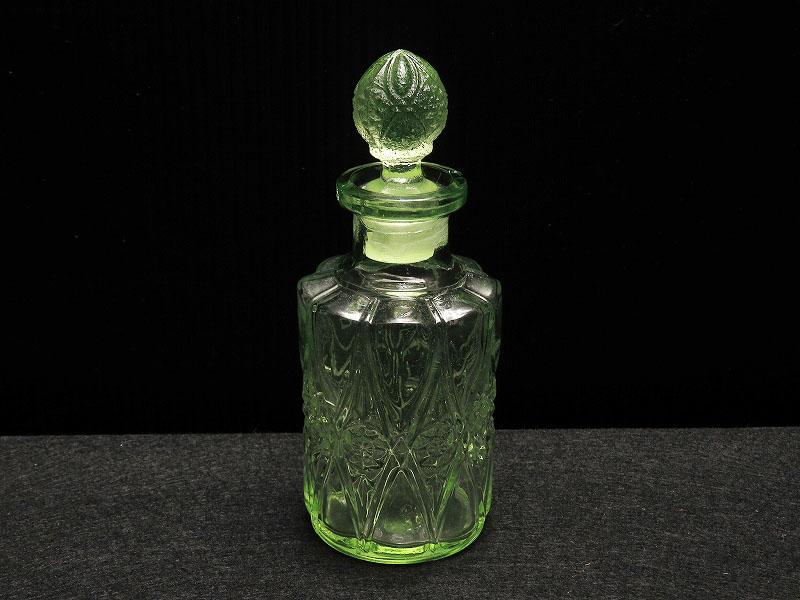 美しいカットが施されたウランガラスの香水瓶（ヴァセリンガラス）（5