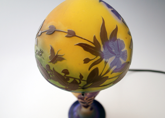 エミール・ガレ「花蝶文 ランプ」《アンティックかとう》