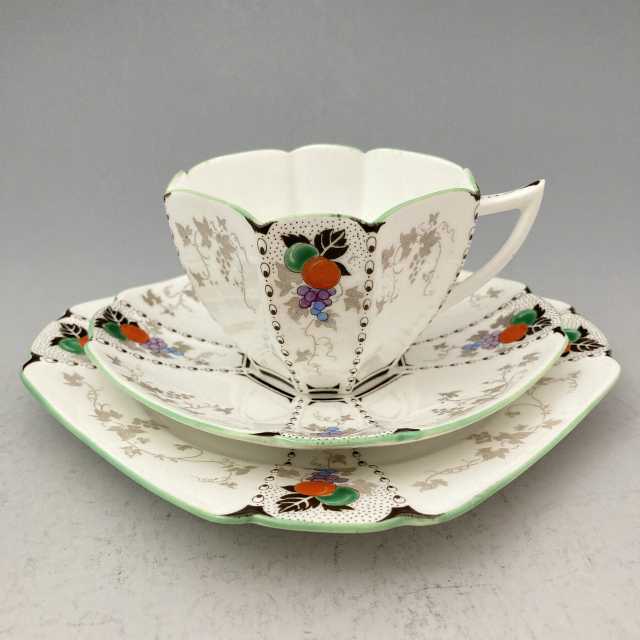 シェリー「クイーンアン ティートリオ – Peaches and Grapes