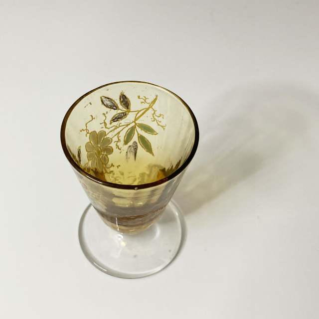 フランス「琥珀色ガラス 花文リキュールグラス」《アンティックかとう》