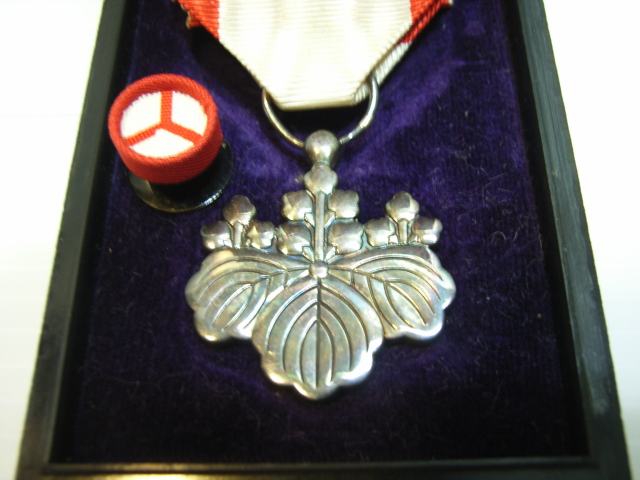 勲章 勲八等白色桐葉章 日本軍 ケース旧書体 記章 現状 【TO2695】