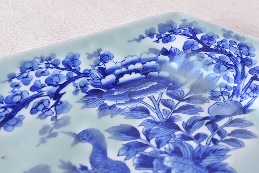 伊万里 青磁染付 孔雀 牡丹 梅に鶯 隅切長方大皿 - 生活骨董と古布の