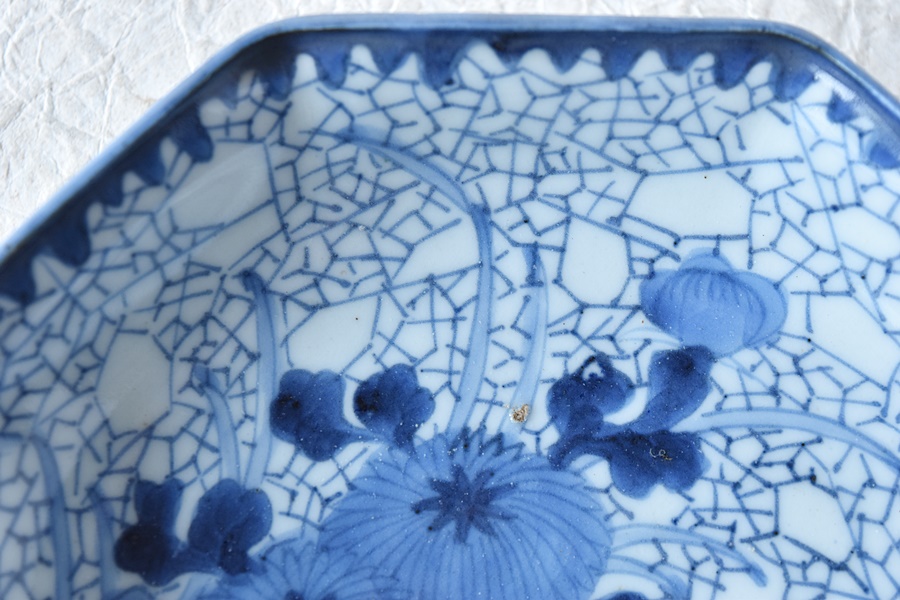 古伊万里 氷裂文菊花模様 八角皿 - 生活骨董と古布のアンティーク