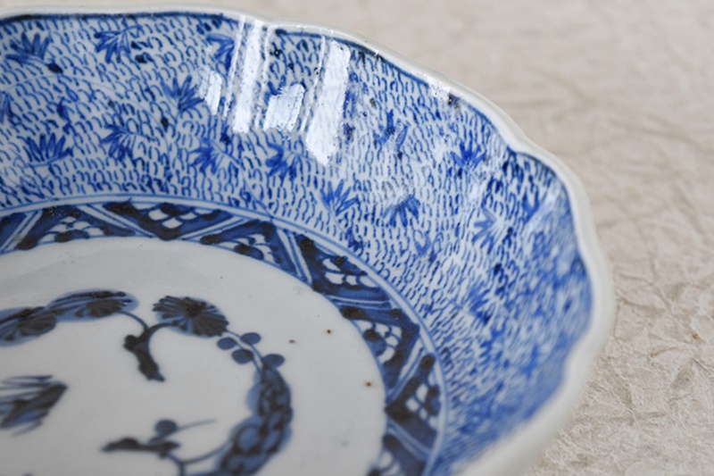 古伊万里 染付 微塵唐草 冨貴長春文 輪花型膾皿 - 生活骨董と古布の