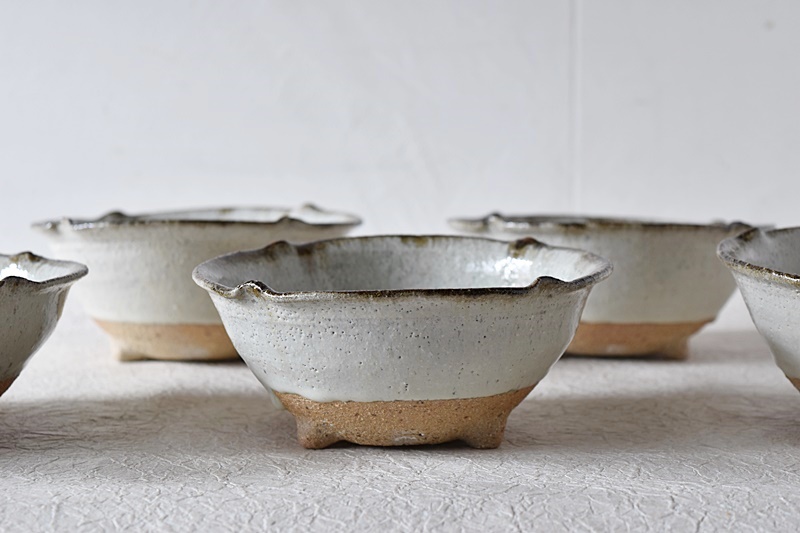 西岡小十 朝鮮唐津 三脚付鉢 5客セット 唐津焼 小次郎窯 - 生活骨董と