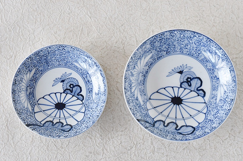 大聖寺伊万里 染付 菊唐草模様 大明成化年製文 五寸皿 - 生活骨董と