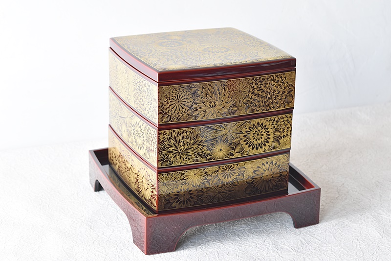 輪島塗 稲忠漆芸堂謹製 沈金蒔絵 台付き三段重箱 - 生活骨董と古布の