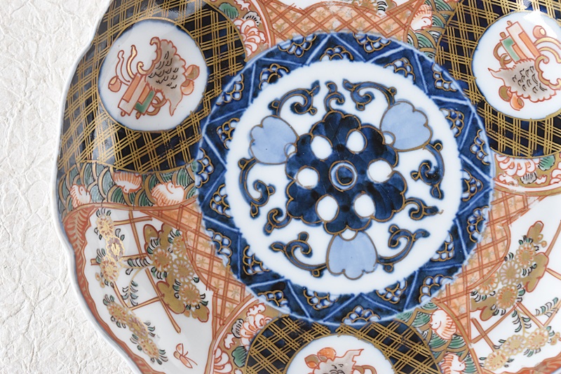 伊万里 色絵 垣根に菊蝶々 宝尽くし 輪花型 七寸皿 - 生活骨董と古布の