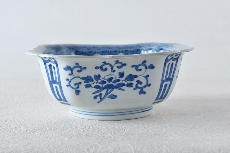 古伊万里 染付 福文 牡丹と亀甲卍模様 線描き 四方変形鉢 - 生活骨董と