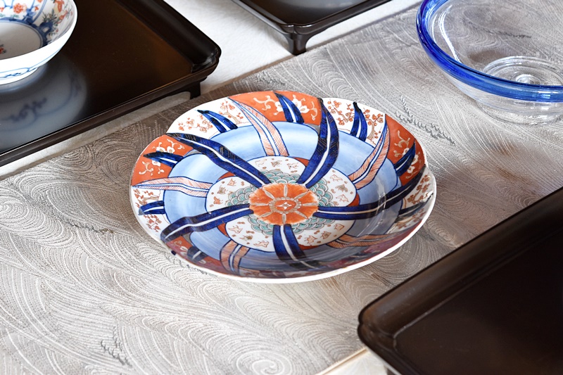 伊万里 色絵 波千鳥 梅 ねじり模様 梅型 皿 七寸皿 - 生活骨董と古布の