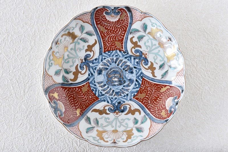 伊万里 色絵 獅子草花模様 輪花型七寸皿 - 生活骨董と古布の