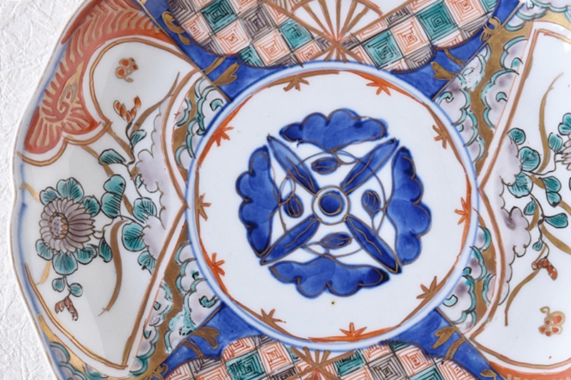伊万里 色絵 扇面に花 輪花型 七寸皿 - 生活骨董と古布のアンティーク