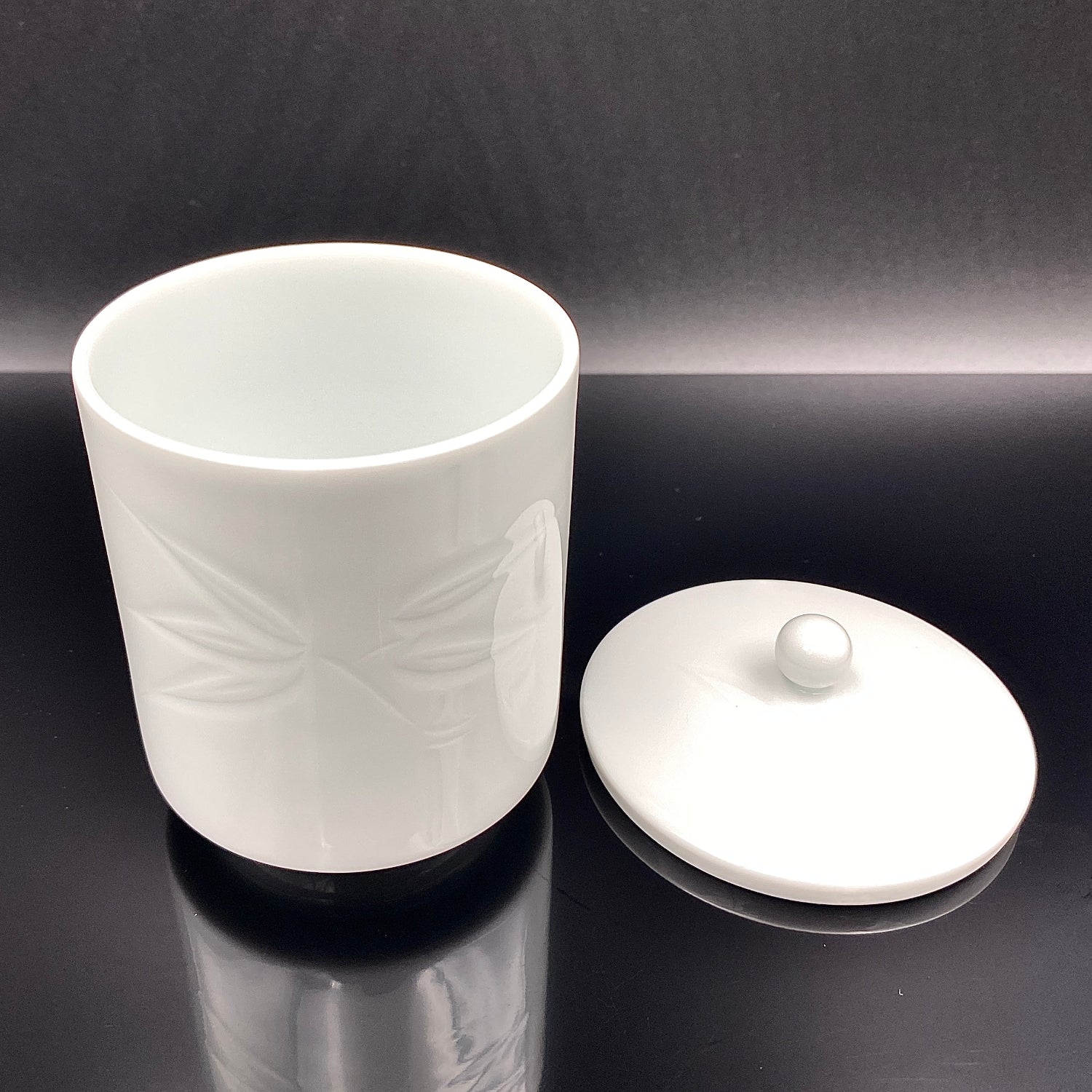 人間国宝 井上 萬二 作 白磁彫文 湯呑 陶器グラス #42 – Antique Liquor