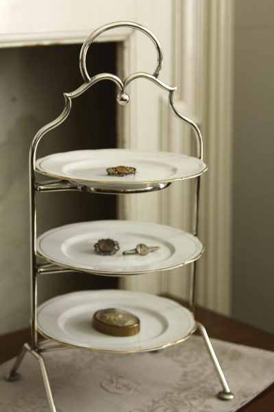 アンティークシルバーケーキスタンド イギリス 白皿 ロイヤル