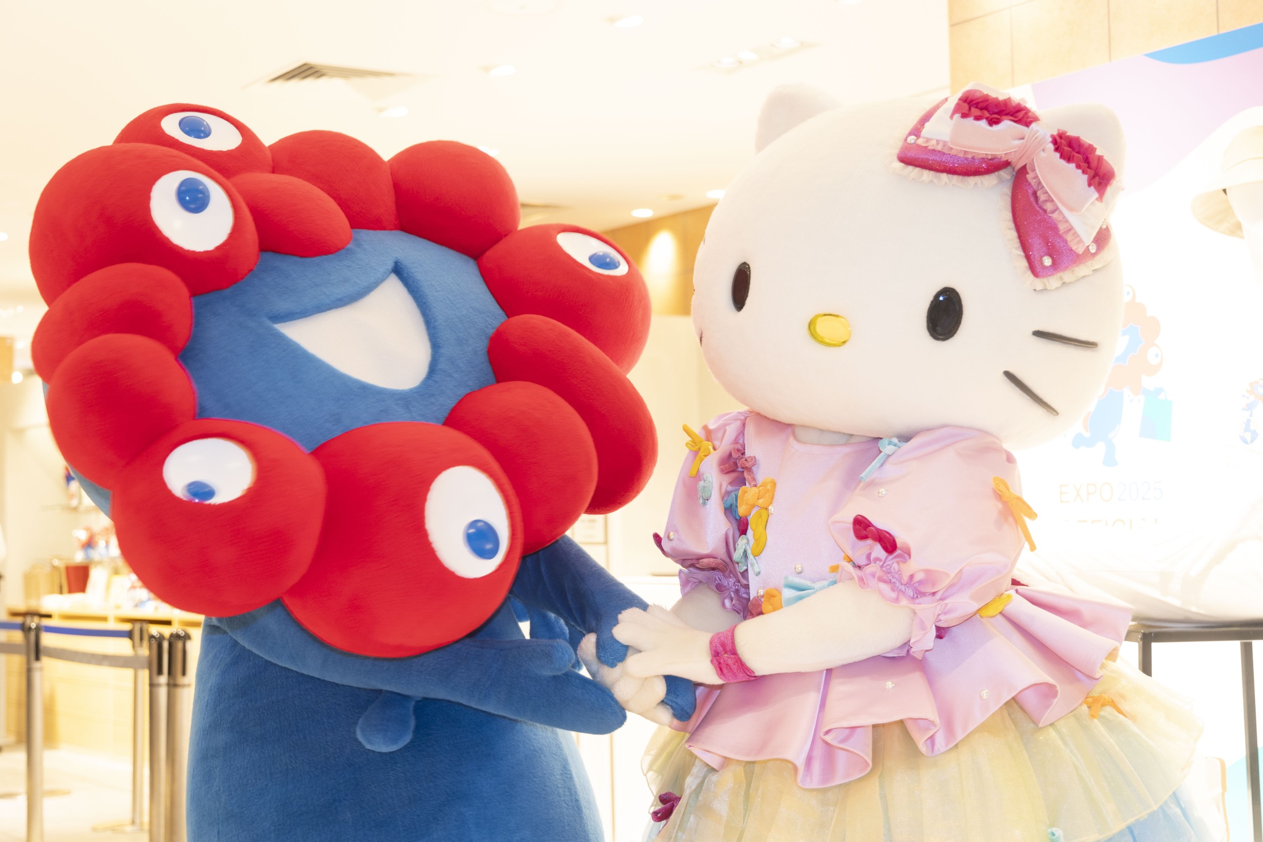 大丸梅田店に、ミャクミャク＆ハローキティが登場！
