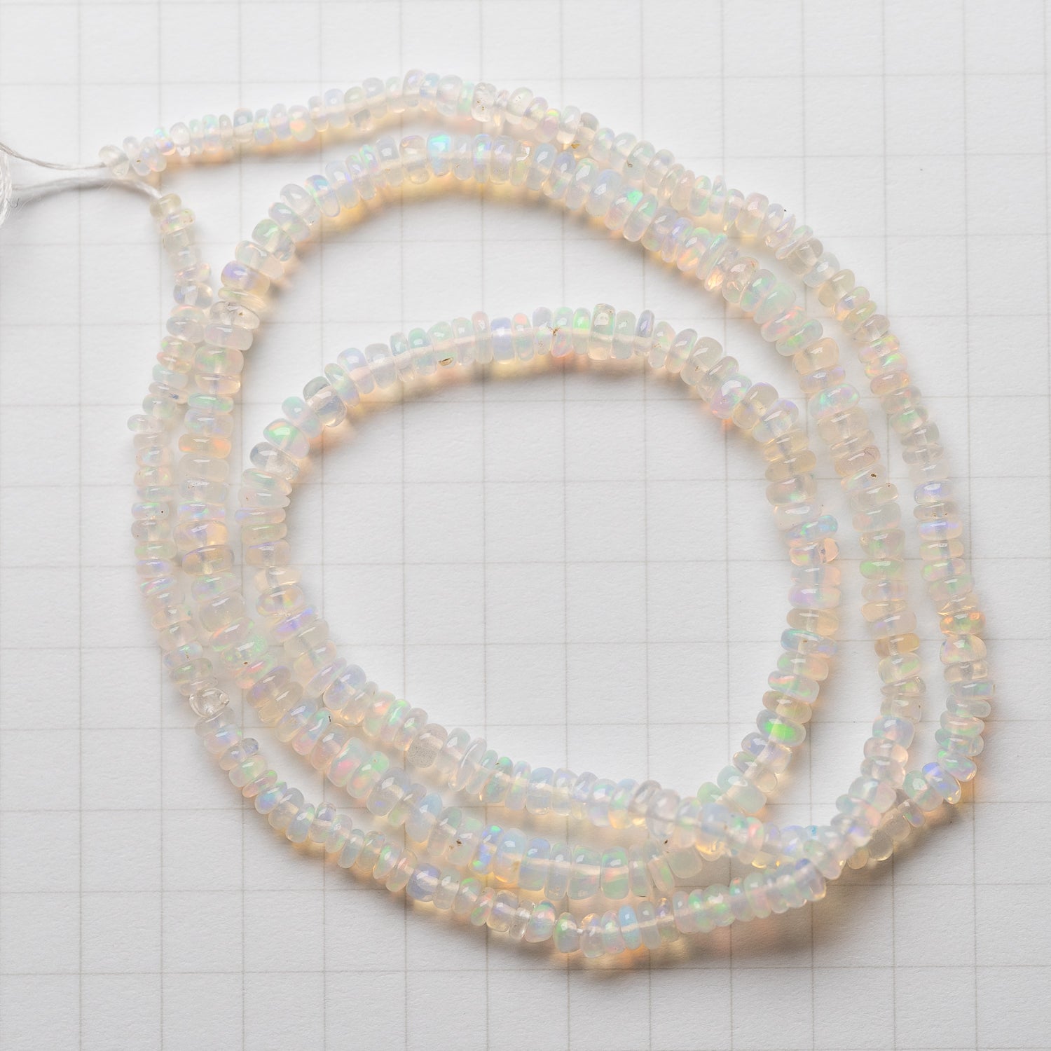 エチオピアオパール ボタンビーズ｜光に遊ぶ虹色の輝きと淡い色彩