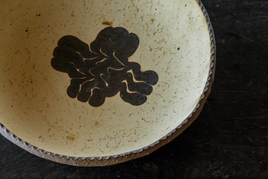 スリップウェアから巡る、美しさの真髄への旅路（後編） | ＆AQ