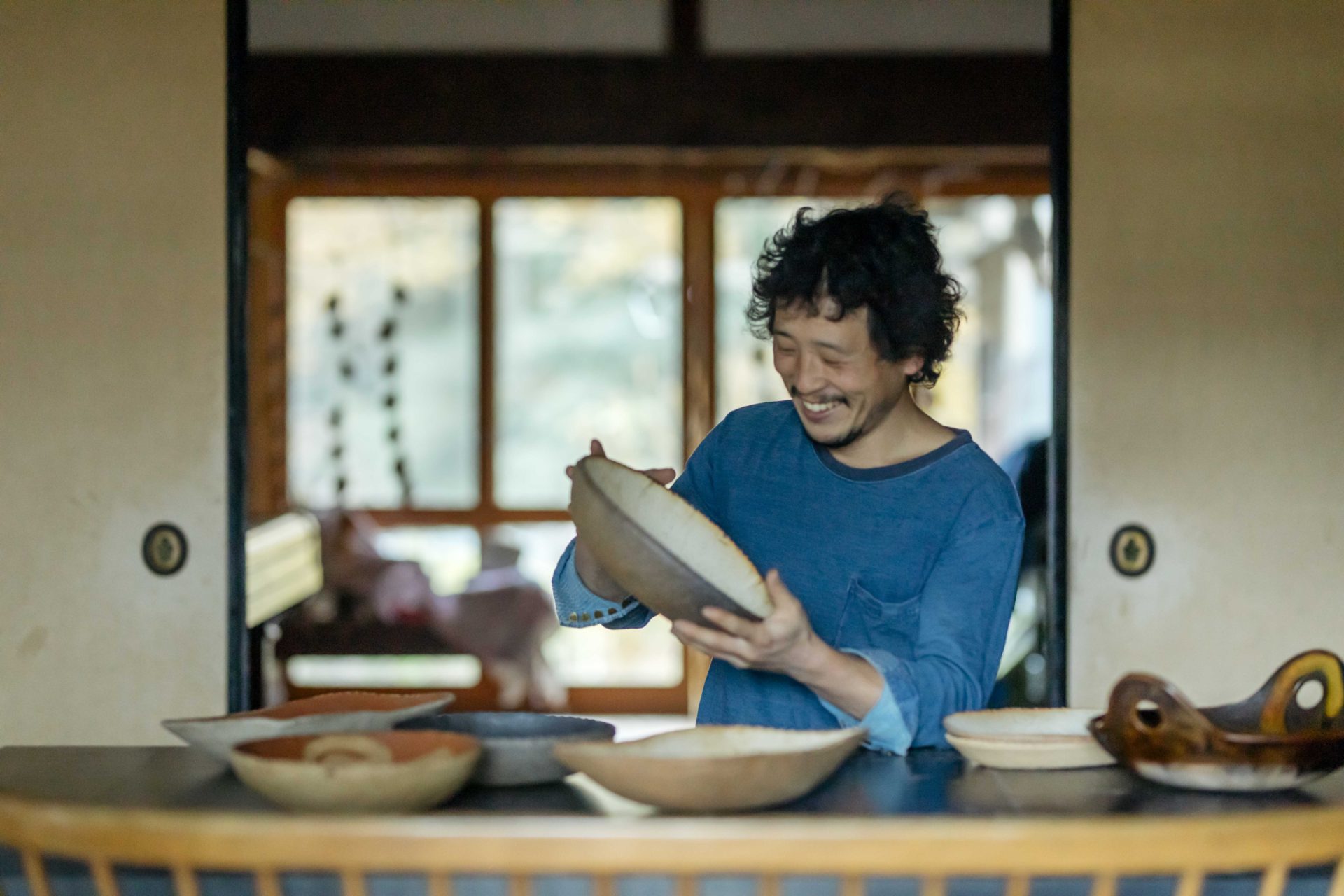 スリップウェアから巡る、美しさの真髄への旅路（前編） | ＆AQ