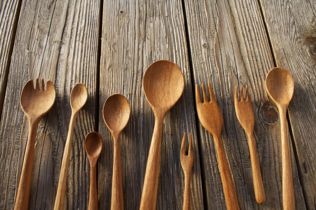 バリ島の伝統と日本のものづくり精神が融合した、やさしい木の食器