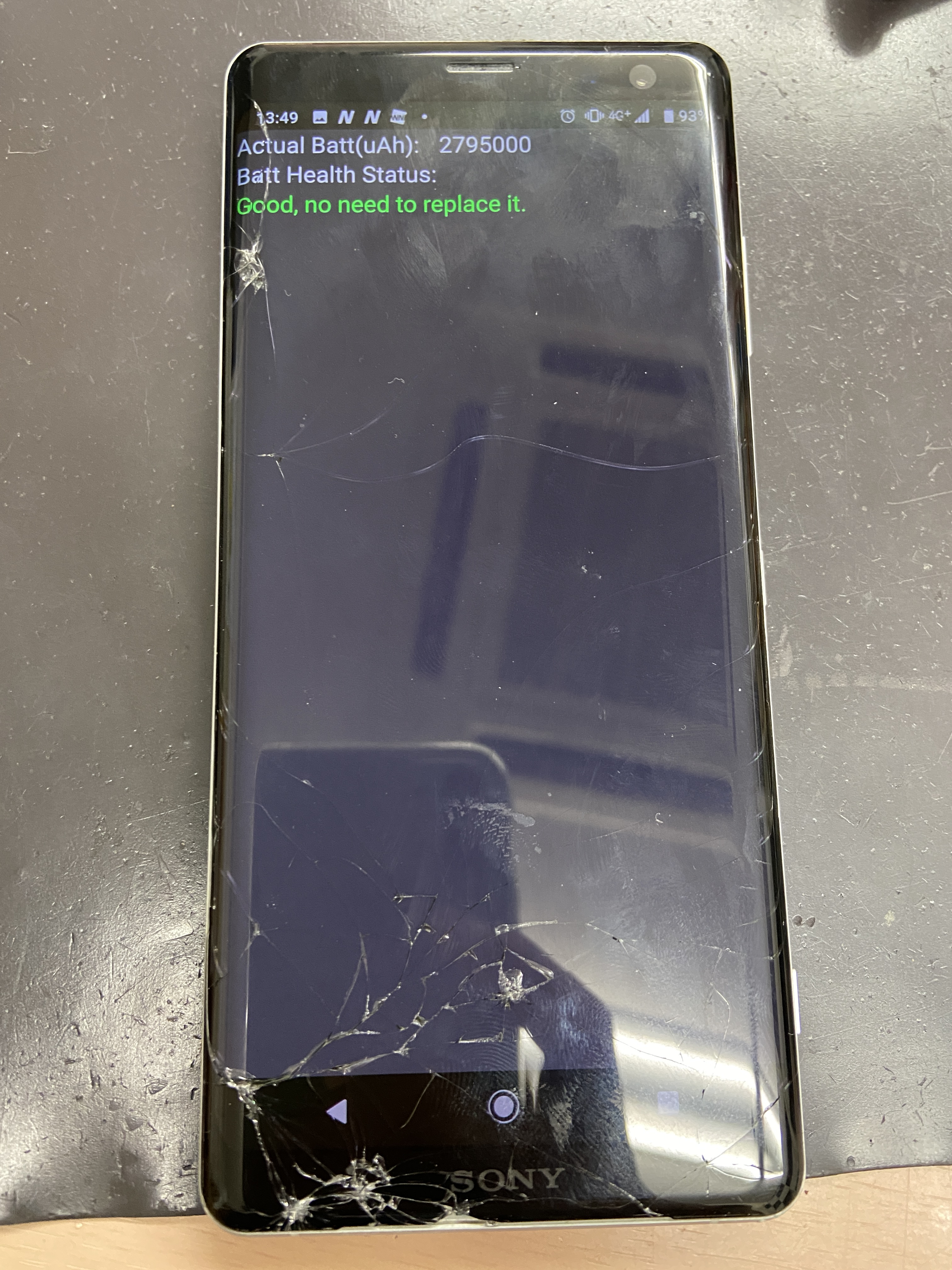 分解手順付き)落として全体的に割れてしまったXperiaXZ3画面交換修理