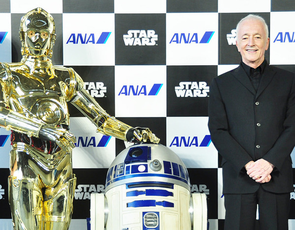 スター・ウォーズ」C-3PO役アンソニー・ダニエルズ、相棒のR2-D2と共に