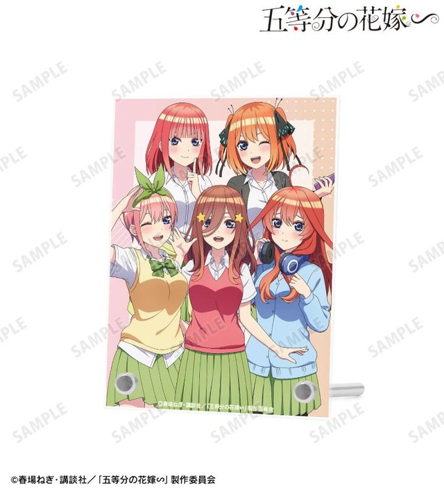 五等分の花嫁∽」一花が四葉になってキメポーズ!? 五つ子が“衣装交換