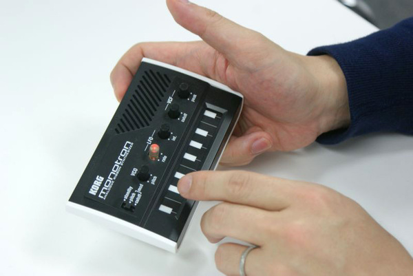 ASCII.jp：時代は新しいアナログへ 電子楽器「monotron」が生まれた