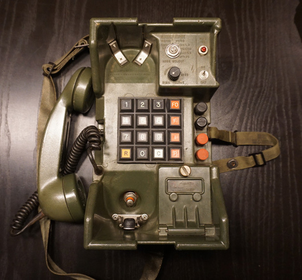 ASCII.jp：米軍払い下げの野戦電話を入手！ 2台でできる意外な使い道 (1/2)