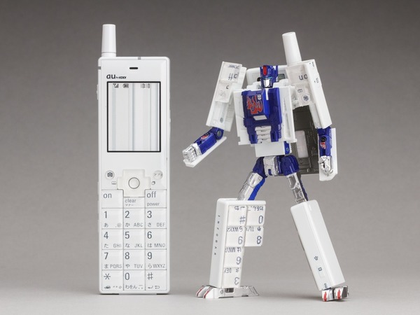 ASCII.jp：買い逃したファンに朗報！ au「INFOBAR」トランスフォーマー