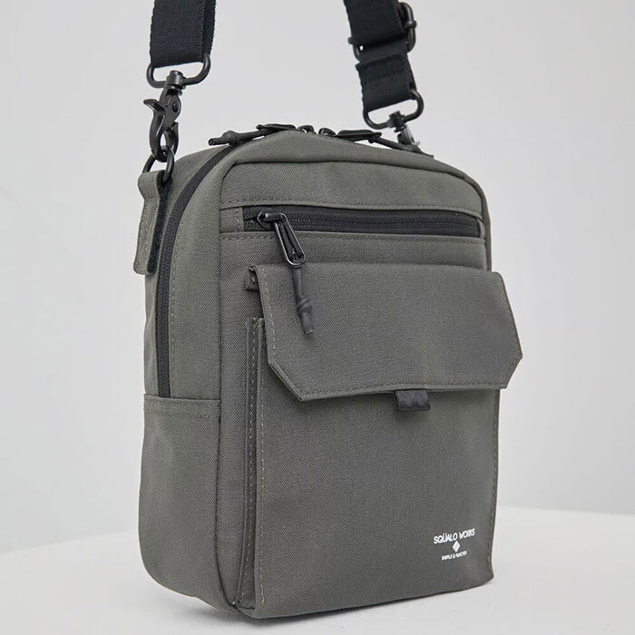 ラフでカジュアルな見た目と十分な容量を持つミニショルダーバッグ