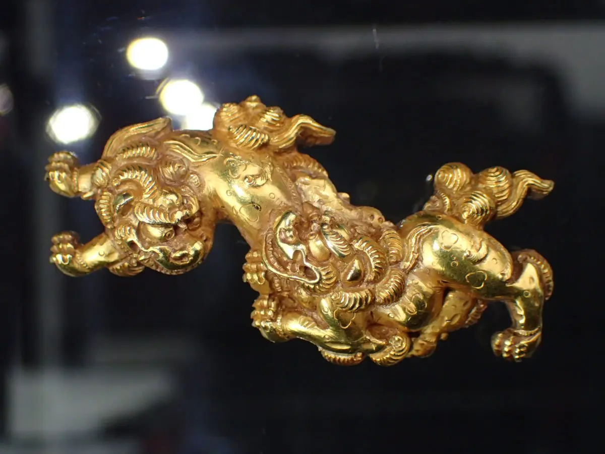 目貫 古後藤金無垢地容彫二疋獅子図目貫 | 刀剣・刀装具の買取事例