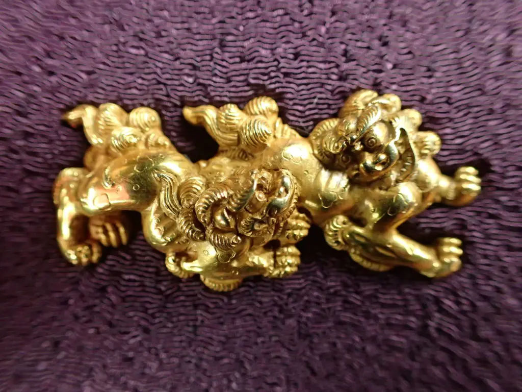 目貫 古後藤金無垢地容彫二疋獅子図目貫 | 刀剣・刀装具の買取事例