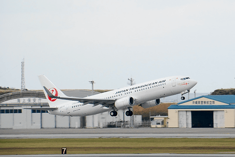 日本トランスオーシャン航空のボーイング 737-800型機が那覇空港から初