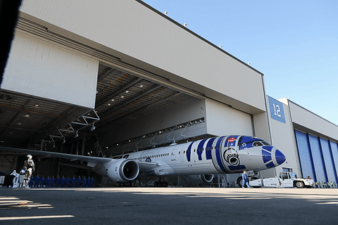 ANA、世界初のスター・ウォーズ特別塗装機「R2-D2 ANA JET」のロール
