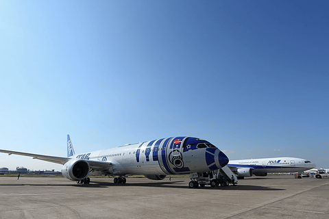 ANAがスター・ウォーズ特別塗装機「R2-D2 ANA JET」の内装を初公開 10