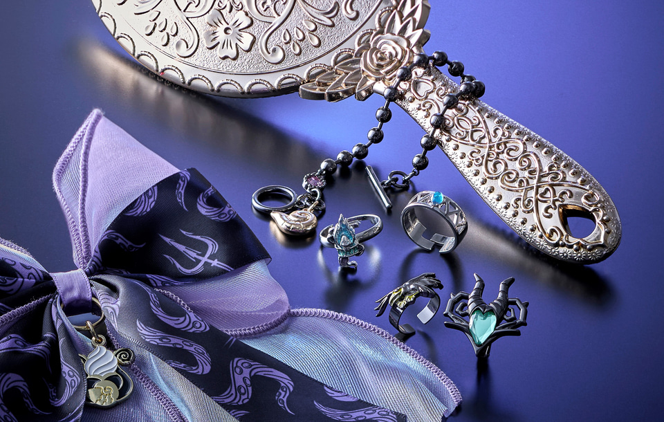 ディズニーストア、10月はヴィランズが主役！ 妖しく美しいアイテムに