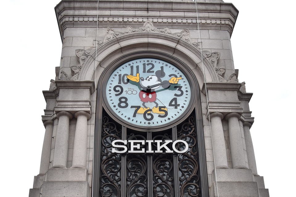 銀座のシンボル時計塔がミッキーマウスに期間限定で模様替え、除幕式に