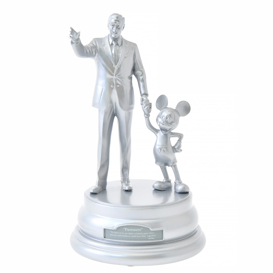 ディズニー100ファイナルコレクションは“パートナーズ像”！ 大輪の花火