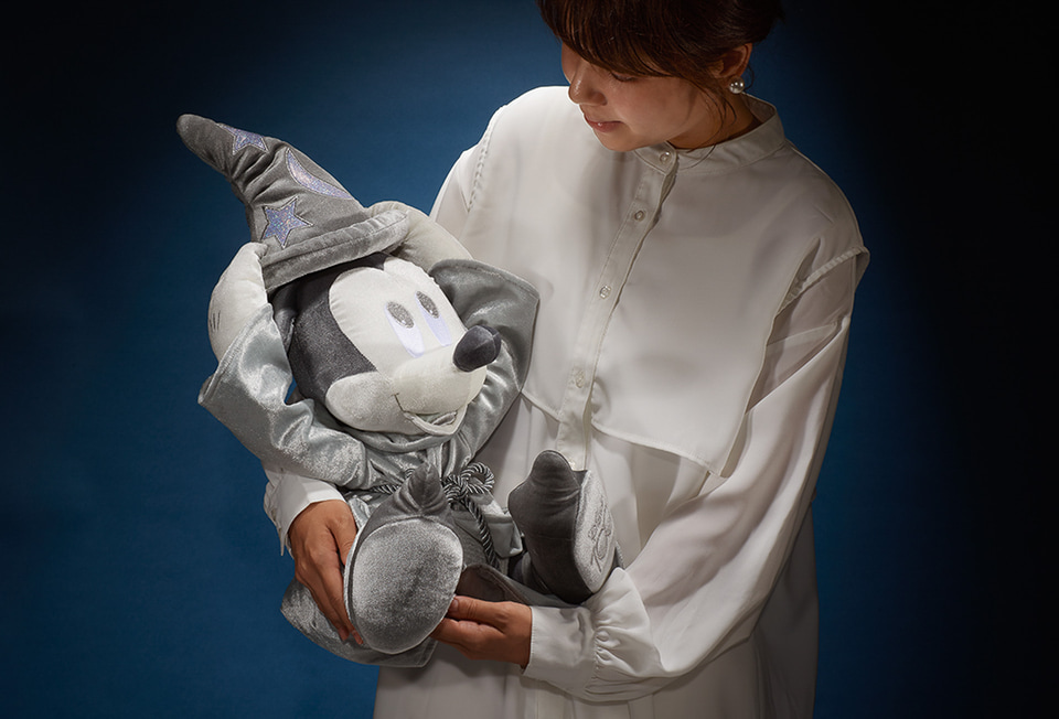 ディズニー100を祝って全長約50cm・ビッグサイズのミッキーぬいぐるみ