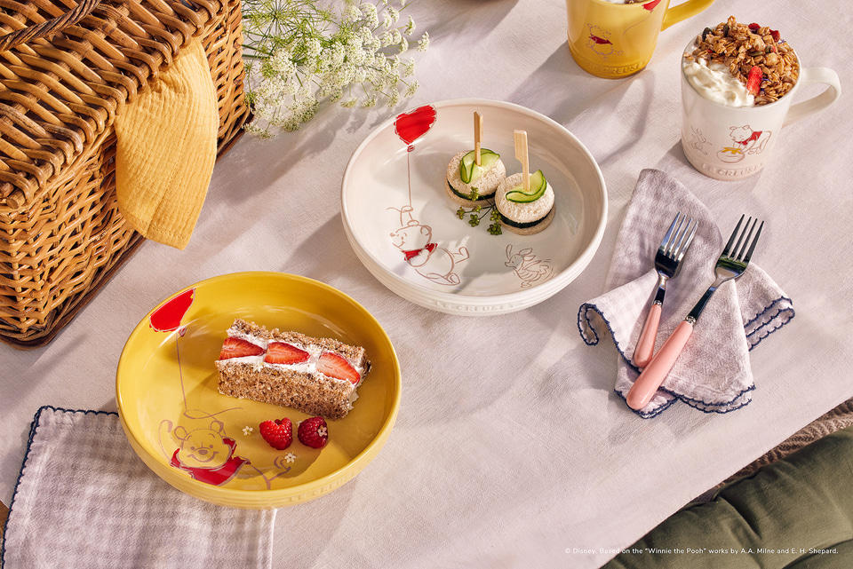 ル・クルーゼ、くまのプーさんデザインの新コレクション発表。100