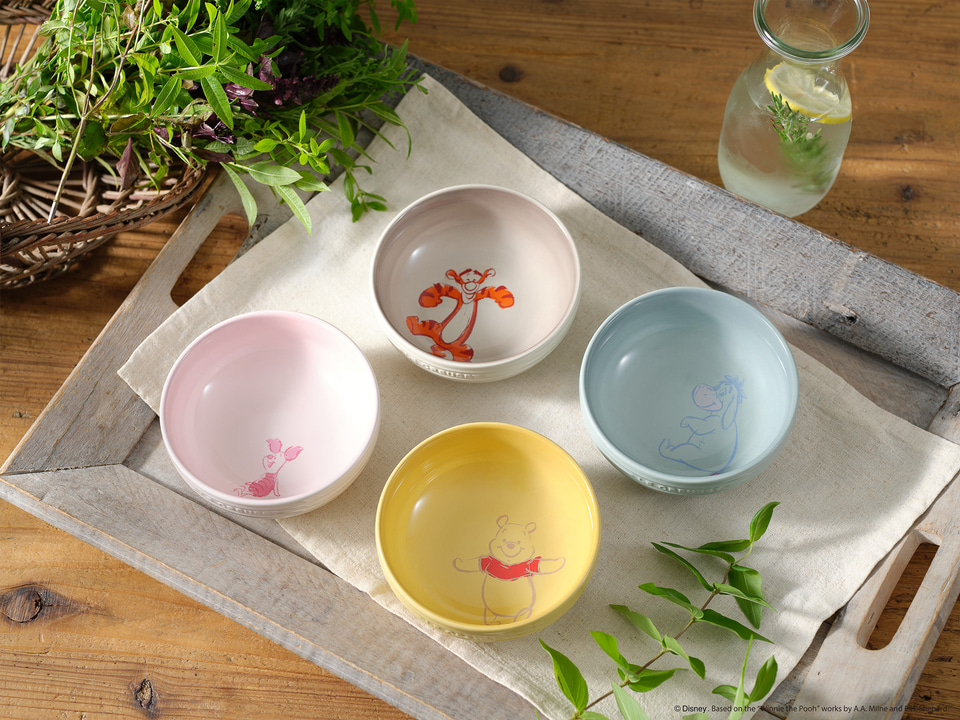 ル・クルーゼ、くまのプーさんデザインの新コレクション発表。100