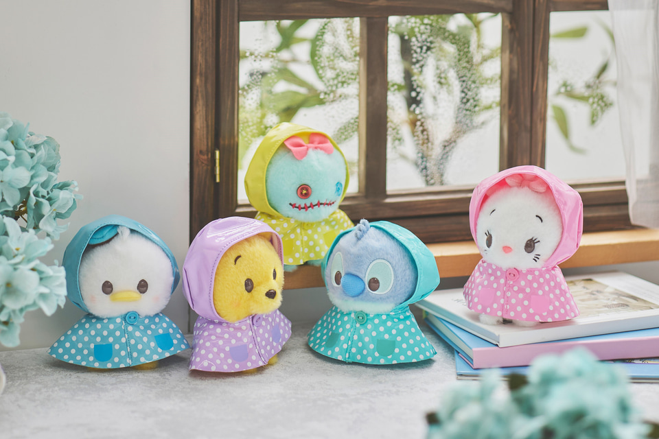 ポンチョ姿がてるてる坊主みたい！ ディズニーストアからレイン