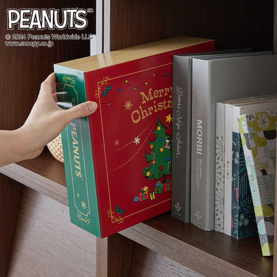 スヌーピー」アドベントカレンダー。24種類のオーナメントをリースに