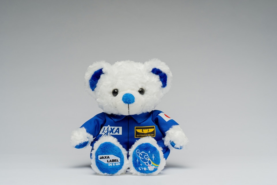 ご当地ベアがJAXA、ブルーインパルスと初コラボ。足裏刺繍などかわい